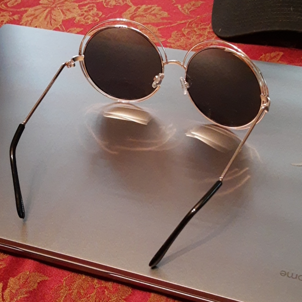 Large-lensed, slightly tinted sunglasses - Picture 2 of 4